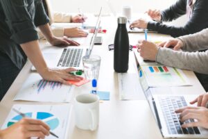 1b9ed1-hands-on-desk-at-meeting