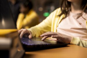 Escolher a formação em TI certa exige entender as áreas da tecnologia, avaliar fundamentos técnicos e planejar o desenvolvimento profissional contínuo.